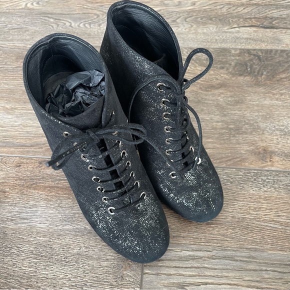 Chanel Pearl CC Logo Black Boots - Picture 4 of 14